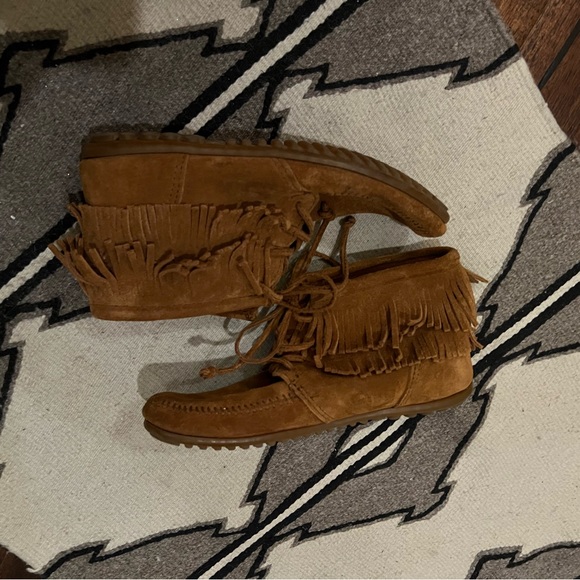 Minnetonka Lace-up Fringe Booties, size 8 - Picture 3 of 8